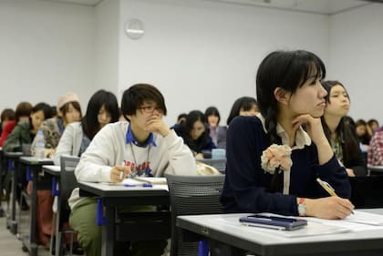 Estudiantes universitarias en Japón piensan que no podrán ganar salarios suficientes en el mercado de trabajo.