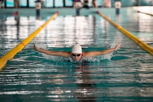Yusra Mardini (Nathalie Issa) entrenando para Río 2016 en la película "Las nadadoras" (Foto: Netflix)