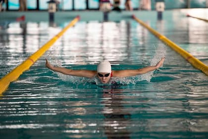 Yusra Mardini (Nathalie Issa) entrenando para Río 2016 en la película "Las nadadoras" (Foto: Netflix)