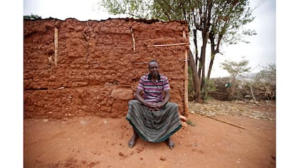 Yusuf Mume Salleh, de 70 años, conocido como el primer Hyena Man, fuera de su casa en Harar