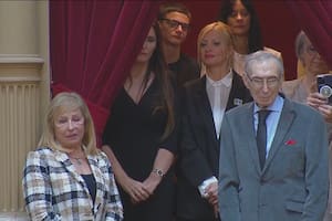 Yuyito González en el placo familiar de Javier Milei junto a los padres del Presidente