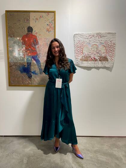 Yuyo Gardiol, artista y directora de la galería Crudo, con obras de Egar Murillo y Nicole Mazza