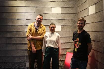 "Yuyo" Gardiol con Marcos Calvari, Juan Ignacio Cabruja y las obras de ambos