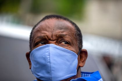 Yves Jean-Bart, presidente de la Federación Haitiana de Fútbol, ??llega a un tribunal para una audiencia sobre las acusaciones de que abusó de atletas en el centro nacional de entrenamiento del país, en Croix.