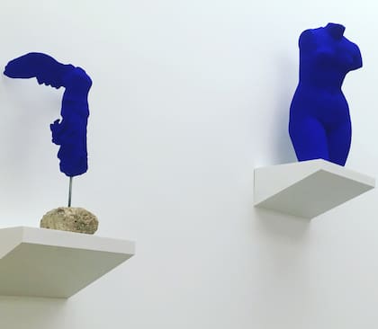 Dos piezas emblemáticas de Yves Klein, pintadas con el azul que lleva su nombre, en la muestra que le dedicó Fundación Proa en 2017