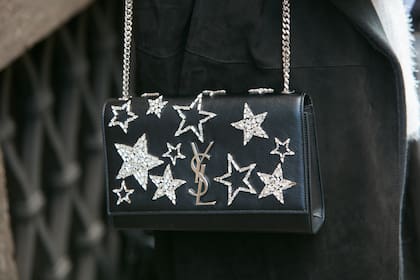 Yves Saint Laurent bordó estrellas en su clásica mini cartera de noche y la volvió más joven e informal