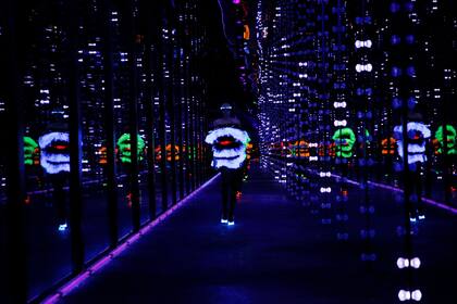 Yves Saint Laurent creó un teatro de luz negra en un laberinto de espejos de la artista Yayoi Kuzama