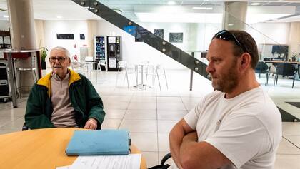 Yves, un hombre octogenario, se presentó ante los medios a contar su crítica situación tras ser instado a desalojar una propiedad por su hija adoptiva