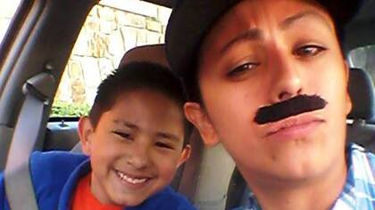 Yvette Vasquez y Elijah, su hijo, listos para celebrar el Día de Donas con Papá