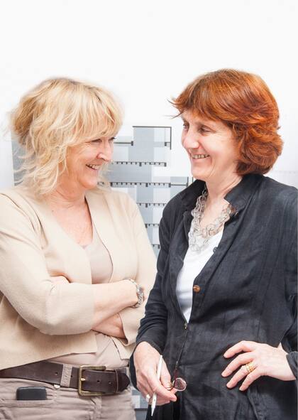 Yvonne Farrell (de beige) junto a su socia, Shelley McNamara. Foto gentileza https://www.pritzkerprize.com/
