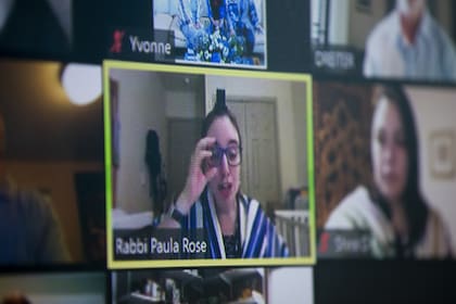 Yvonne Reiter celebra su ceremonia de bat mitzvah en casa por Zoom debido a la pandemia de coronavirus el 30 de abril de 2020 en Redmond, Washington
