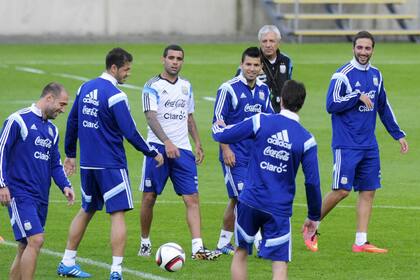 Zabaleta, Demichelis, Fernández, Agüero, Basanta e Higuaín con el PF Paolorroso