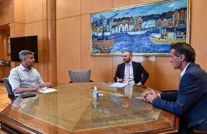 Zabaleta, Guzmán y Katopodis, este mediodía tras la conferencia de prensa, en el Ministerio de Economía