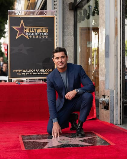 Zac Efron junto a su estrella en el Paseo de la Fama