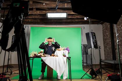 Zach Carothers, de la banda Portugal. The Man, grabando GIFs animados en Giphy Studios