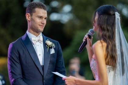 Zach mira a los ojos a Sofía mientras ella lee sus votos. La novia también ofició de intérprete de las palabras del sacerdote para que quienes no hablaban español pudieran seguir la ceremonia.