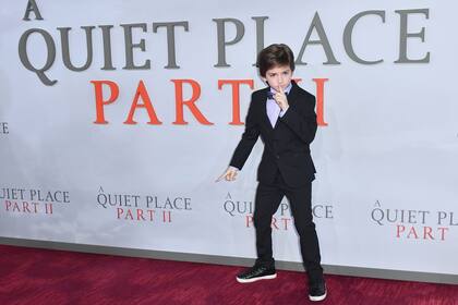 Zachary Golinger, el más pequeño del elenco, posó con el símbolo de silencio y cautivó a todos