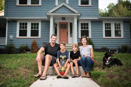 Zack Sterz y Zoe Salzman, con sus dos hijos y su perro, afuera de su nueva casa en Maplewood, Nueva Jersey