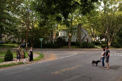 Zack Sterz y Zoe Salzman hablan con vecinos en su nuevo barrio de Maplewood, en Nueva Jersey