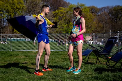 Zackary Harris, a la izquierda, y Winter Parts, el ganador de la carrera no binaria en la Media Maratón de Brooklyn, en Nueva York, el 24 de abril pasado.