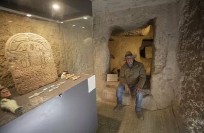 Zahi Hawass presenta los objetos descubiertos durante las excavaciones cerca del templo de Hatshepsut (Foto: Gentileza LADbible)