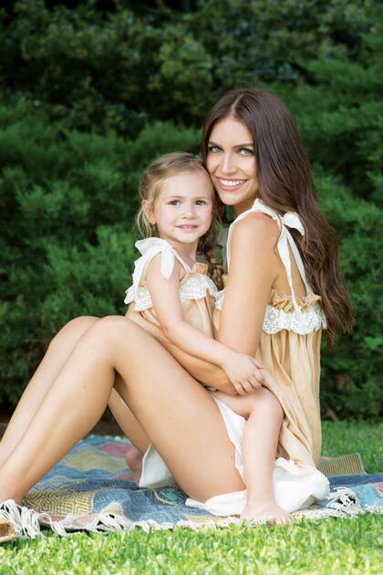 “Malaika ama el mundo de su padre, que es salvaje y natural, y también el mío, de la moda y la televisión. Y logra unirlos, aunque sean totalmente distintos”, contó Zaira