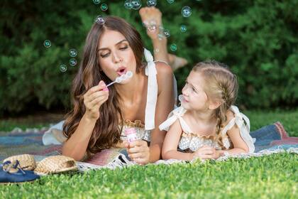 Madre e hija en pleno juego