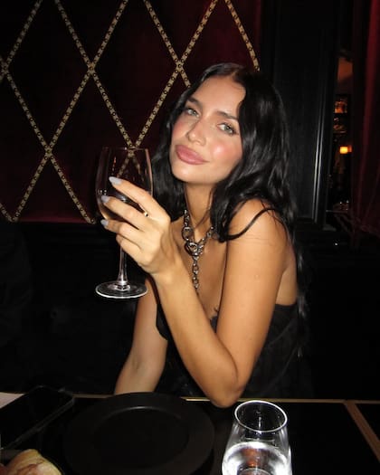 Zaira Nara participó de la Semana de la Moda de París, pero también tuvo tiempo de relajarse, brindar y encontrarse con algunas amigas