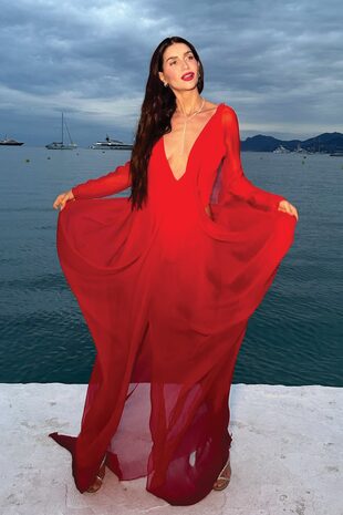 Zaira Nara, al rojo vivo, con un diseño de Marcelo Giaccobe. 
