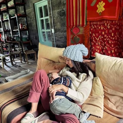 Zaira Nara con su hijo en la sala de estar de su casa en la Patagonia