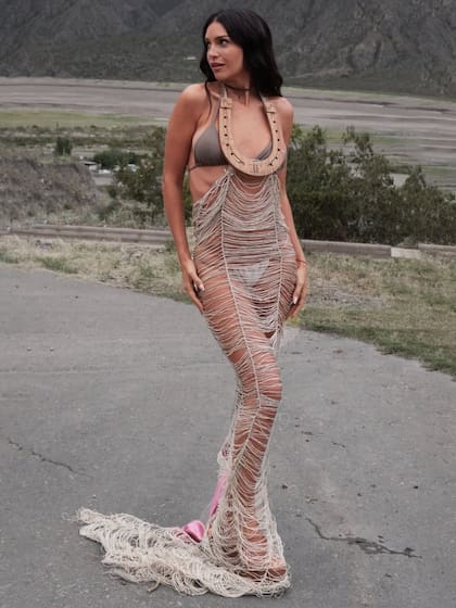 Zaira Nara con un vestido hecho integramente de chaguar, un textil trabajado por Antonia y Anabel Pérez, de la comunidad wichí.