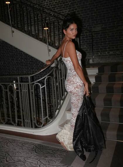 La modelo eligió un mono en encaje blanco para una de sus salidas nocturnas