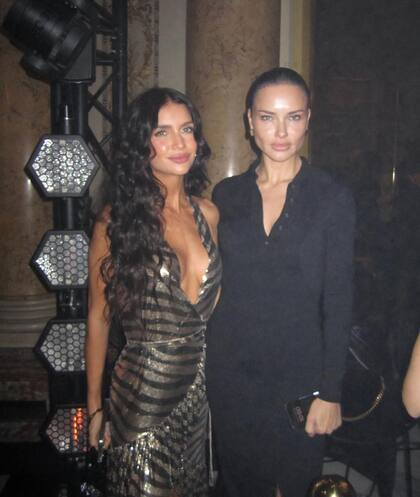 Zaira Nara aprovechó el momento y se sacó una foto con Adriana Lima