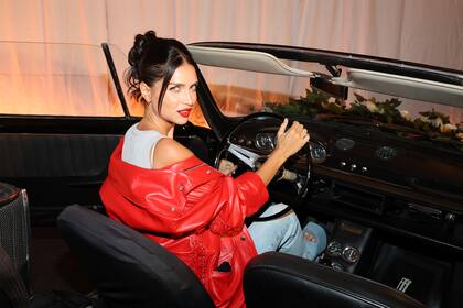 Zaira Nara en el vistoso "set" que incluyó un auto antiguo en el estacionamiento de Alcorta Shopping.