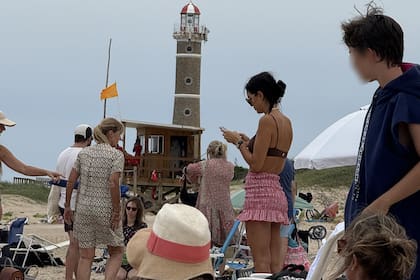 Zaira Nara es una de las primeras figuras argentinas que desembarcó en las costas uruguayas para pasar la temporada de verano. Luego de cumplir con algunos compromisos laborales y ocuparse de su propia marca, la modelo pasó una tarde de playa con su amor, el polista Facundo Pieres, su hija Malaika y varios amigos. Con el faro de José Ignacio de fondo, disfrutó de una tarde templada