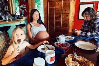 Zaira Nara, Jakob von Plessen y la pequeña Malaika, en San Martín de los Andes