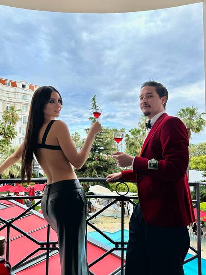 Zaira Nara junto al bartender Sebastián García