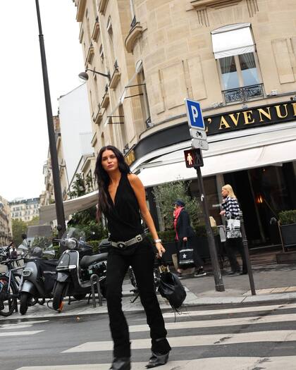 Zaira Nara por las calles de París