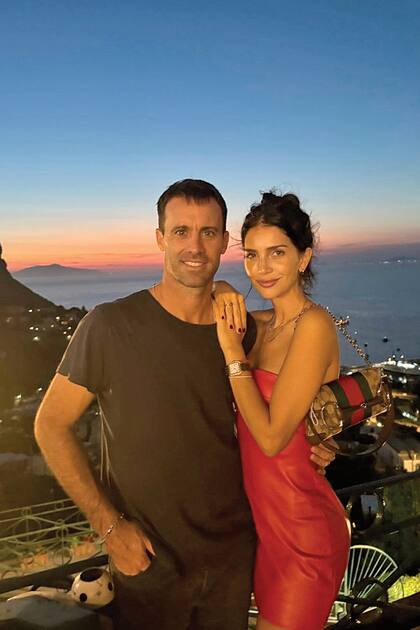 Zaira Nara y Facundo Pieres posan felices con el atardecer de fondo en la isla de Capri.