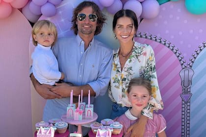 Zaira Nara y Jakob Von Plessen posan junto a sus hijos Malaika y Viggo