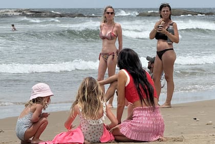 Zaira no tuvo problemas a la hora de sentarse en la orilla y jugar con su pequeña hija Malaika sobre la arena. Si bien el verano recién comenzó, trascendió que la modelo podría pasar las fiestas con su hermana Wanda Nara y L-Gante. Luego, se enfocará en la gran cantidad de compromisos laborales que asumió en la costa uruguaya