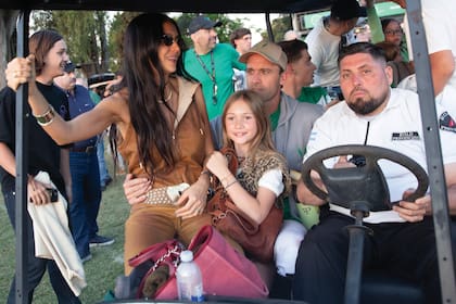 Zaira, su hija Malaika y Facu, también se subieron al carrito para ir al podio.