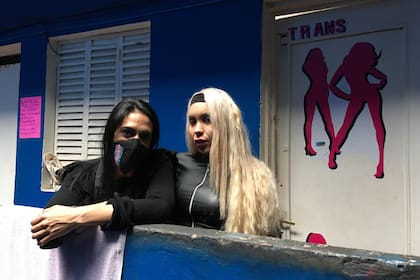 Zaira y Guadalupe, dos de las 44 chicas trans que pasan juntas la cuarentena en el hotel Gondolín