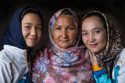 Zakia Mohammadi con las mujeres de su familia