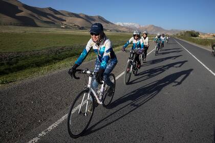 Zakia Mohammadi junto a otras mujeres ciclistas