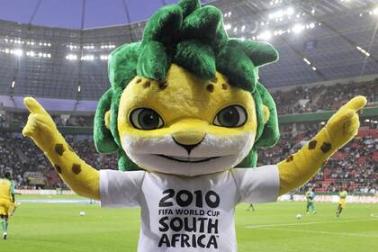 Zakumi, la mascota del Mundial, en un amistoso jugado ayer entre Sudáfrica y Alemania, en Leverkusen
