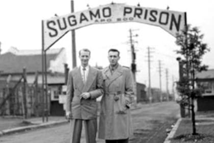 Zamperini 8a la derecha) visitó la prisión de Sugamo, donde pasó cerca de dos años retenido durante la Segunda Guerra Mundial