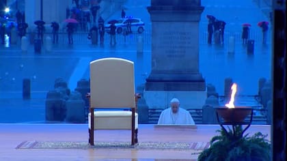 Zampini recuerda con admiración el día en que el Papa rezó solo en la Plaza San Pedro, al inicio de la pandemia