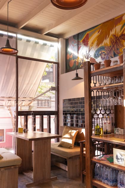 Zana funciona a toda hora: abre desde la mañana hasta la noche y también como un pequeño mercado