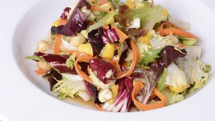 Zanahoria rallada y lechuga morada, ideal para el verano